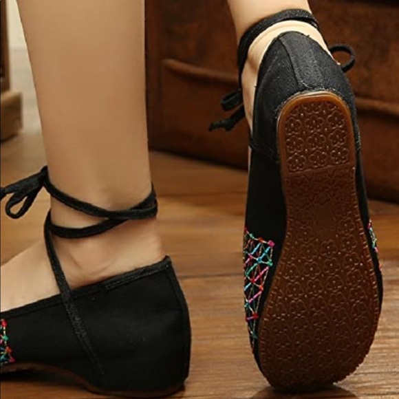 Women’s Embroidered Mary Jane Shoes- size 7 - Picture 3 of 5